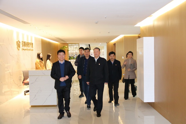嘉興市常務(wù)副市長、經(jīng)濟(jì)技術(shù)開發(fā)區(qū)黨工委書記陳利眾蒞臨公司指導(dǎo)工作