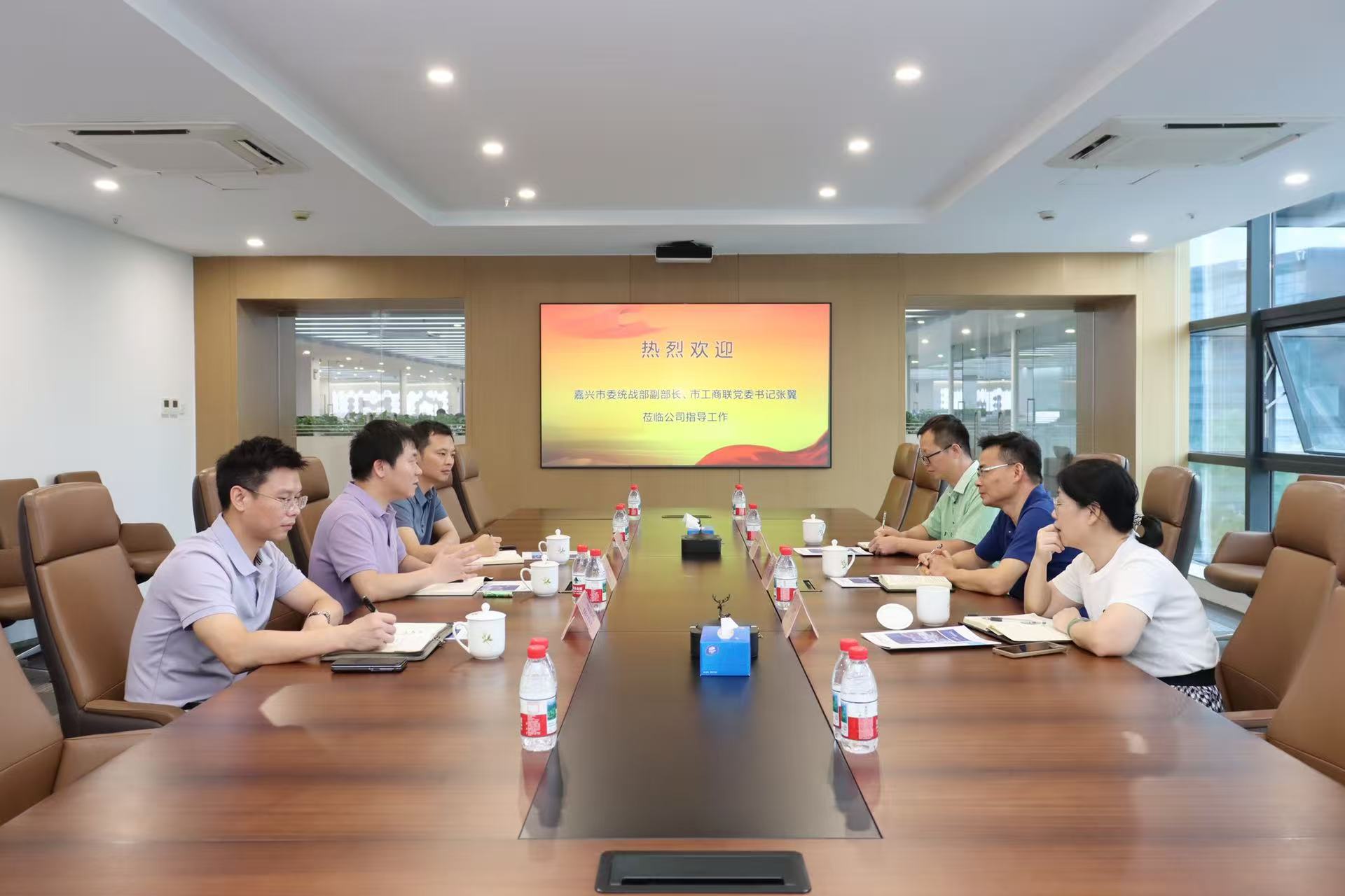 嘉興市委統(tǒng)戰(zhàn)部副部長、市工商聯(lián)黨委書記張翼蒞臨公司調(diào)研